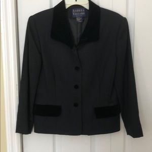 Skirt and blazer with velvet collar and 4 buttons